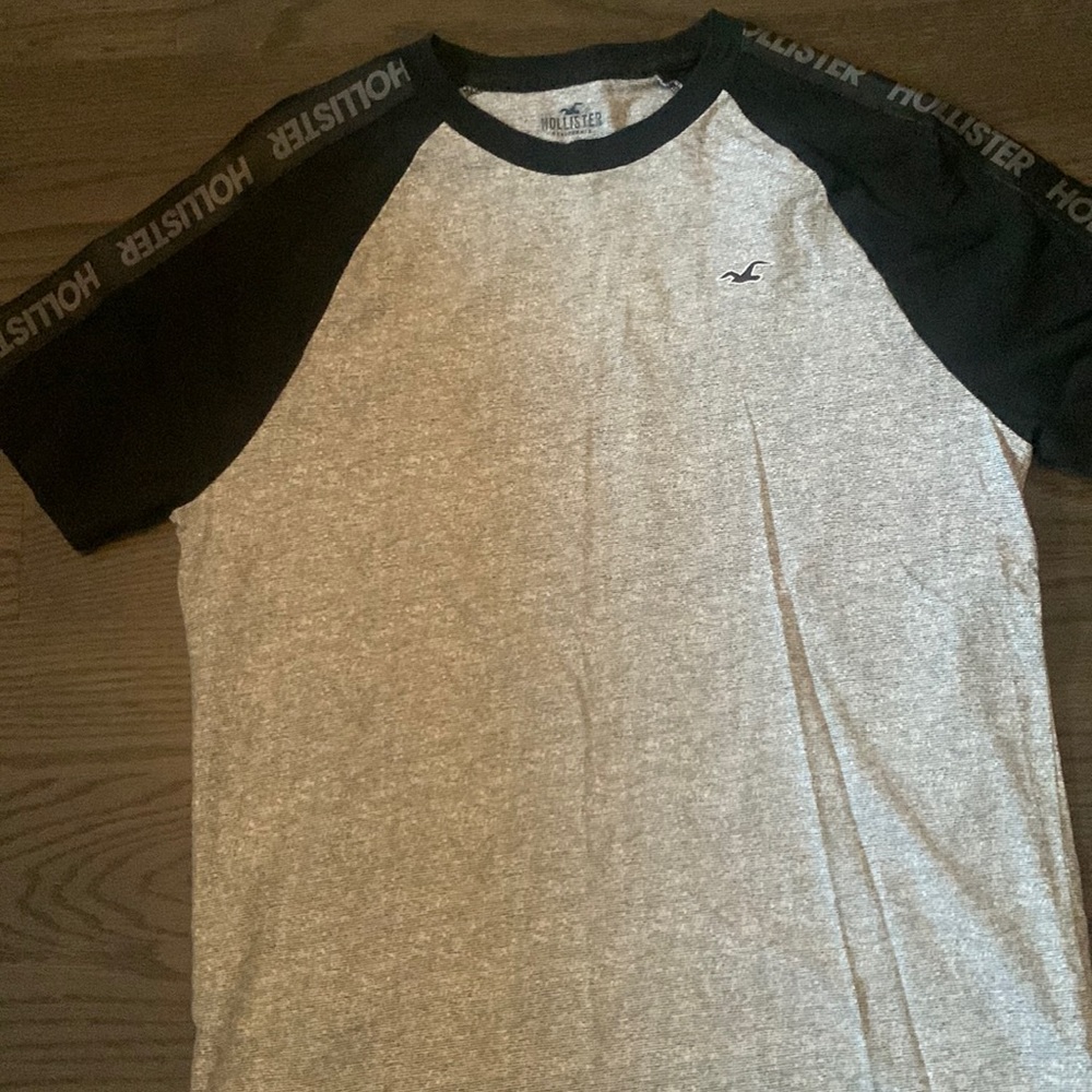 Boys size small Hollister T-shirt’s